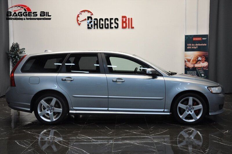 Silver Begagnad 2009 Volvo V50 R-Design Kombi | 49 900 kr (Marknadspris) - Bild 1/4