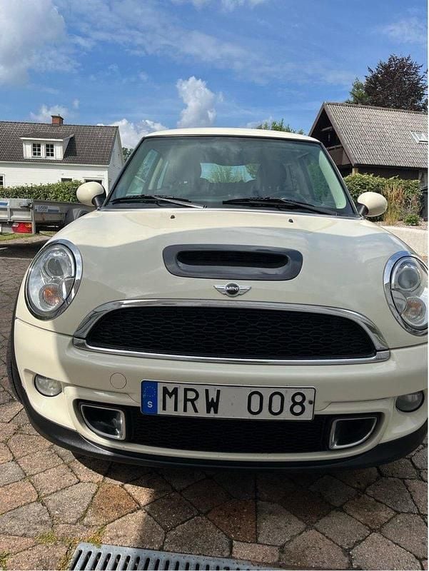 Vit Begagnad 2012 Mini Cooper SD Halvkombi | 74 000 kr - Bild 1/4