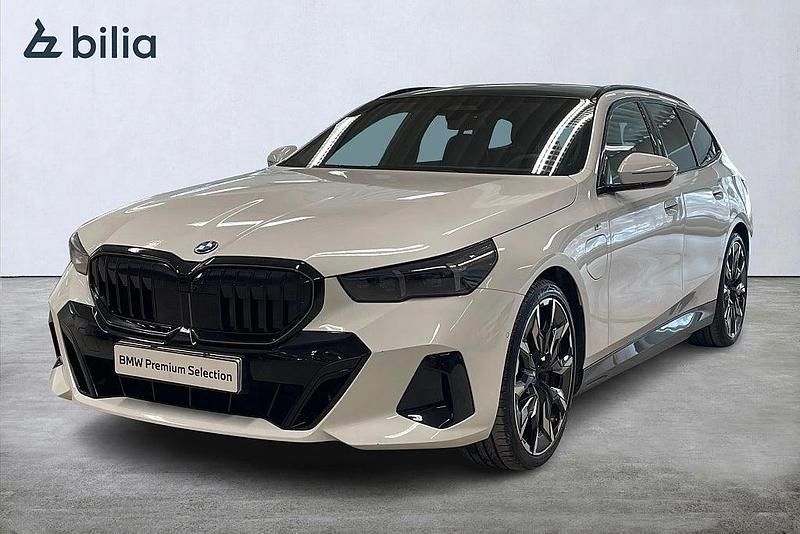Begagnad BMW 550e M Sport 313 HK (230 kW) 2024 Vit Kombi