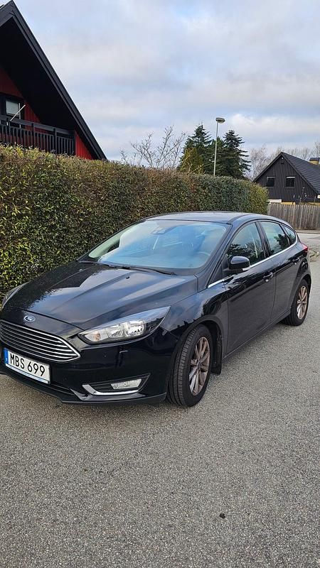 Begagnad 2016 Ford Focus Halvkombi | 119 000 kr (Marknadspris) - Bild 1/4