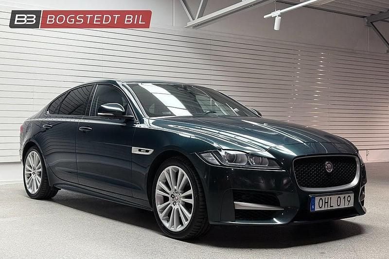 British racing green metallic Begagnad 2017 Jaguar XF R-Sport Sedan | 194 000 kr - Bild 1/4