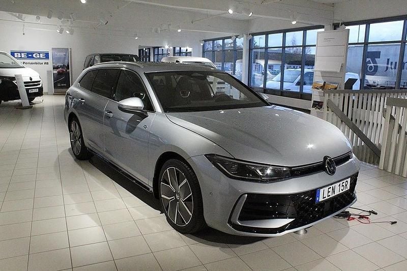 Silver Ny 2026 VW Passat R-line Kombi | 561 700 kr (Marknadspris) - Bild 1/4