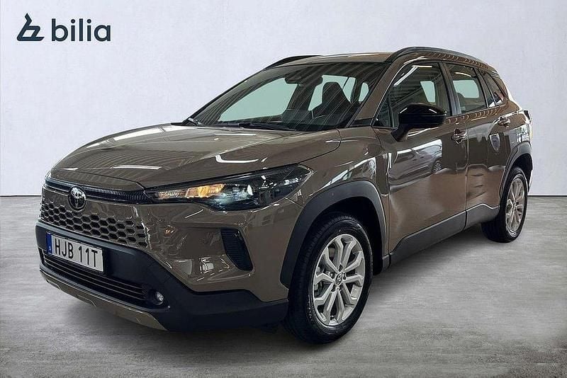 Brun Ny 2025 Toyota Corolla Cross Active SUV | 369 900 kr (Marknadspris) - Bild 1/4