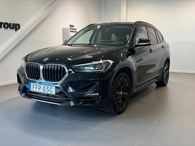 Svart Begagnad 2020 BMW X1 Sport Line SUV | 279 900 kr (Marknadspris) - Bild 1/4