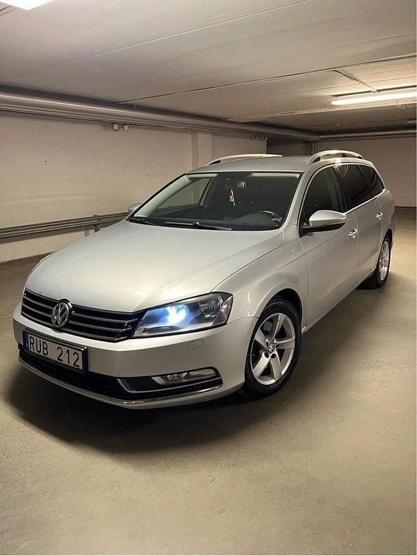 Silver Begagnad 2012 VW Passat Kombi | 57 900 kr (Bra pris) - Bild 1/4