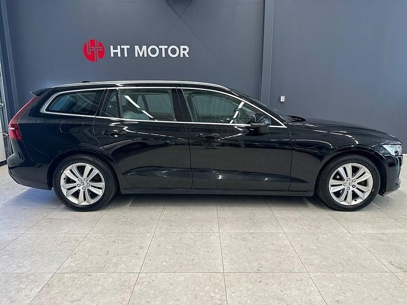 Begagnad Volvo V60 Momentum 198 HK (145 kW) 2020 Svart Kombi