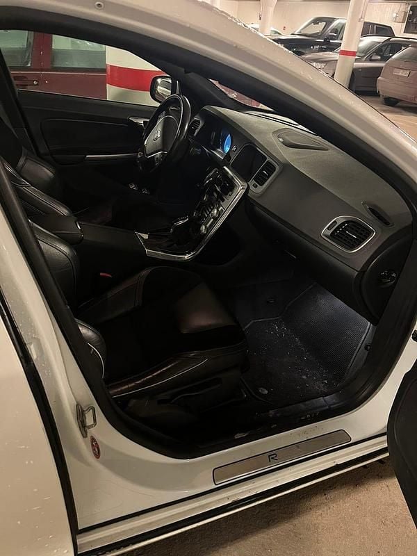 Begagnad Volvo S60 R-Design 181 HK (133 kW) 2015 Vit Sedan
