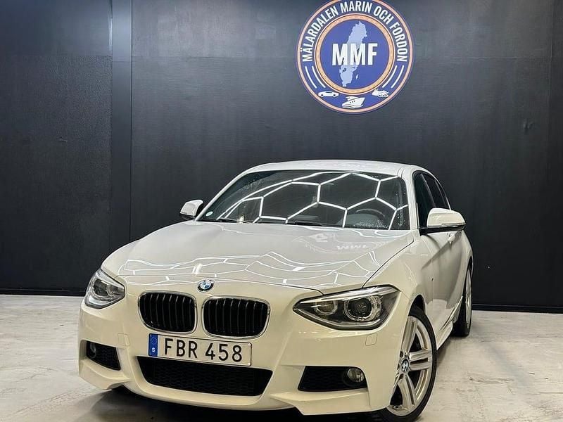 Vit Begagnad 2015 BMW 116 M Sport Halvkombi | 99 800 kr (Marknadspris) - Bild 1/4