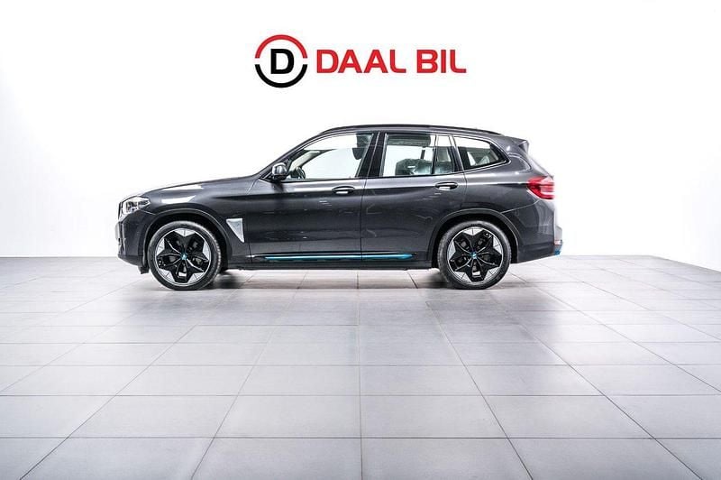Grå Begagnad 2021 BMW iX3 Impressive SUV | 429 700 kr (Bra pris) - Bild 1/4
