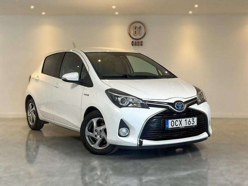 Vit Begagnad 2016 Toyota Yaris Hybrid Active Halvkombi | 79 900 kr (Marknadspris) - Bild 1/4