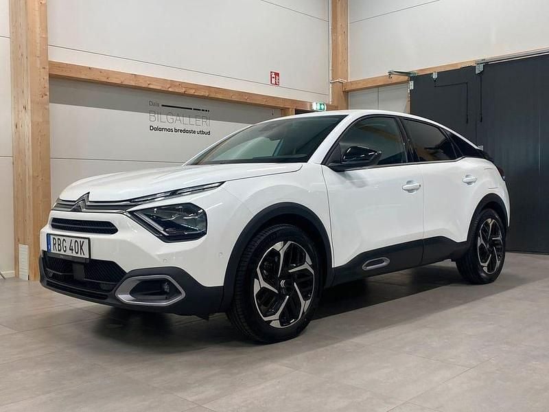 Vit Begagnad 2024 Citroën C4 PureTech Halvkombi | 198 900 kr (Bra pris) - Bild 1/4