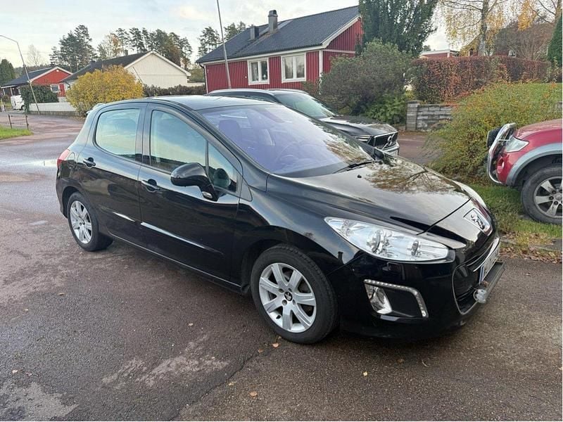 Svart Begagnad 2012 Peugeot 308 Halvkombi | 55 500 kr (Marknadspris) - Bild 1/4