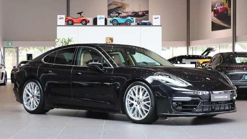 Svart Begagnad 2022 Porsche Panamera 4 Sedan | 929 000 kr (Marknadspris) - Bild 1/4
