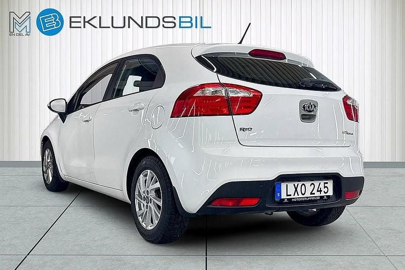 Begagnad Kia Rio 109 HK (80 kW) 2011 Clear white Halvkombi