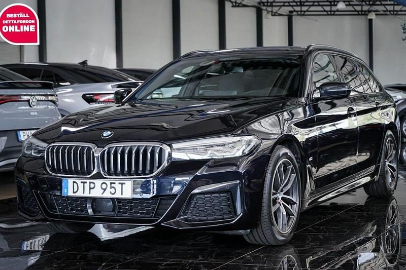 Svart Begagnad 2021 BMW 520 M Sport Kombi | 394 500 kr (Marknadspris) - Bild 1/4