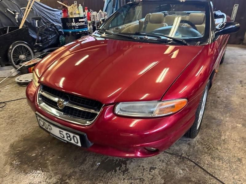 Begagnad Chrysler Stratus 163 HK (119 kW) 1998 Rödmetallic Cab