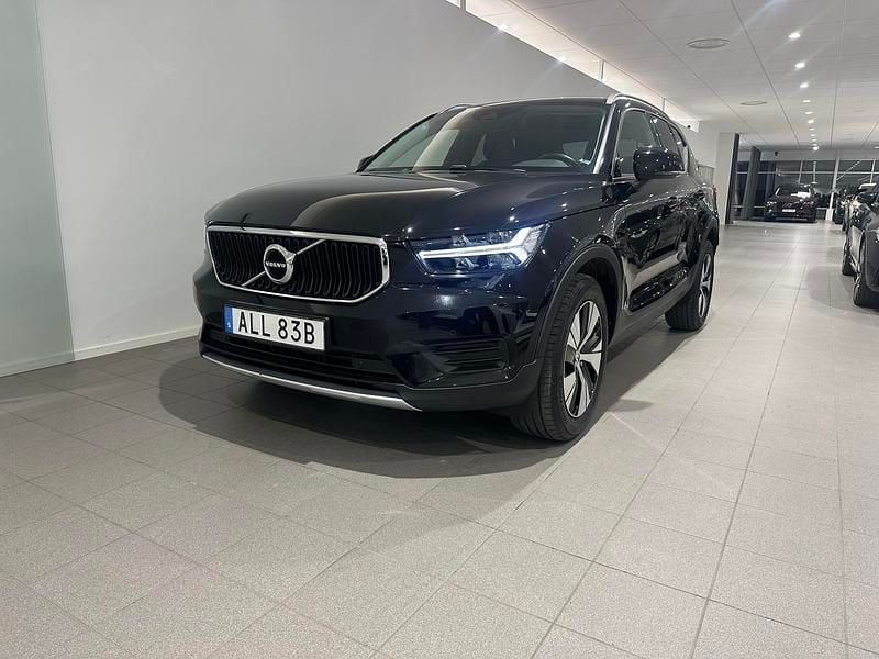 Svart Begagnad 2020 Volvo XC40 Momentum SUV | 239 500 kr (Marknadspris) - Bild 1/4