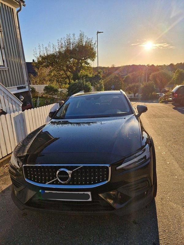 Svart Begagnad 2022 Volvo V60 CC Momentum Kombi | 245 000 kr (Superpris) - Bild 1/4
