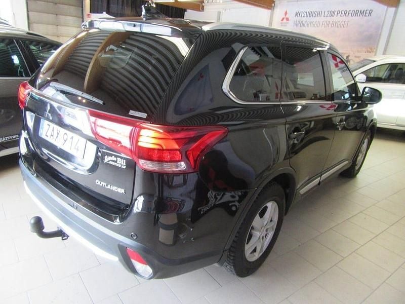 Begagnad Mitsubishi Outlander 150 HK (110 kW) 2017 Svart SUV