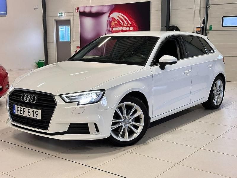 Vit Begagnad 2016 Audi A3 Sportback Comfort Halvkombi | 139 900 kr (Marknadspris) - Bild 1/4