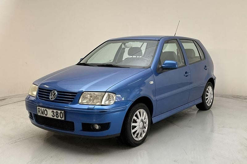 Blå Begagnad 2001 VW Polo Comfortline | 38 000 kr - Bild 1/4