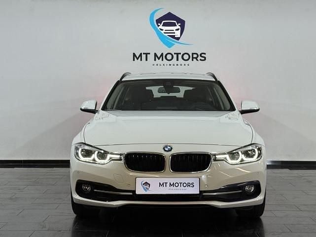 Vit Begagnad 2017 BMW 320 M Sport Kombi | 214 500 kr (Bra pris) - Bild 1/4