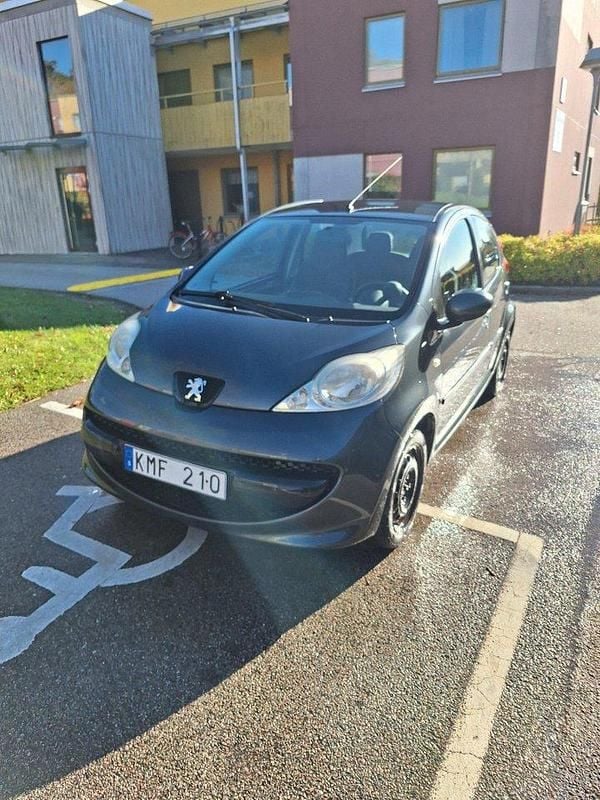 Grå Begagnad 2009 Peugeot 107 Halvkombi | 22 000 kr (Lite dyr) - Bild 1/4