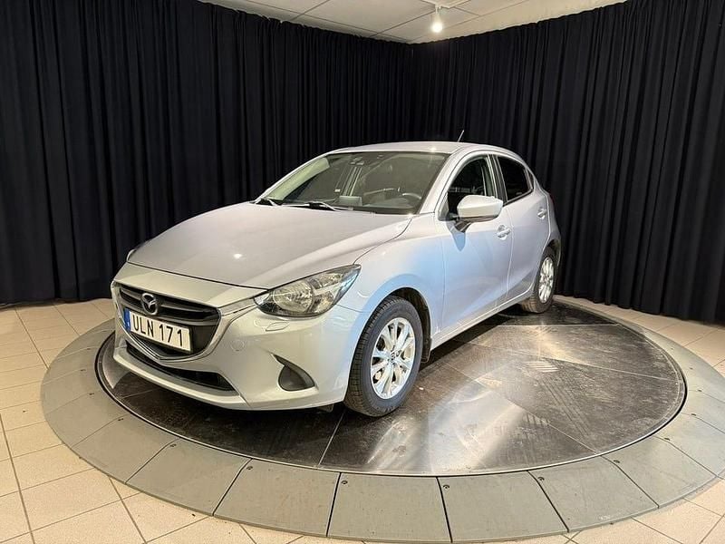 Grå metallic Begagnad 2017 Mazda 2 Vision Halvkombi | 129 000 kr (Marknadspris) - Bild 1/4