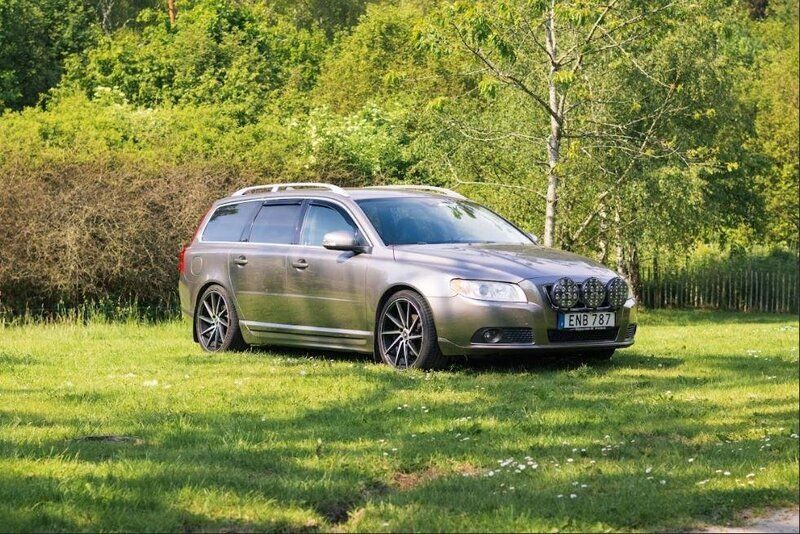 Grå Begagnad 2010 Volvo V70 Summum Kombi | 70 000 kr (Marknadspris) - Bild 1/4