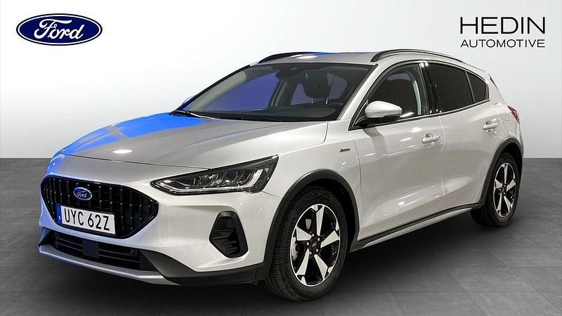 Grå (silver) Begagnad 2023 Ford Focus Active Halvkombi | 214 900 kr (Marknadspris) - Bild 1/4