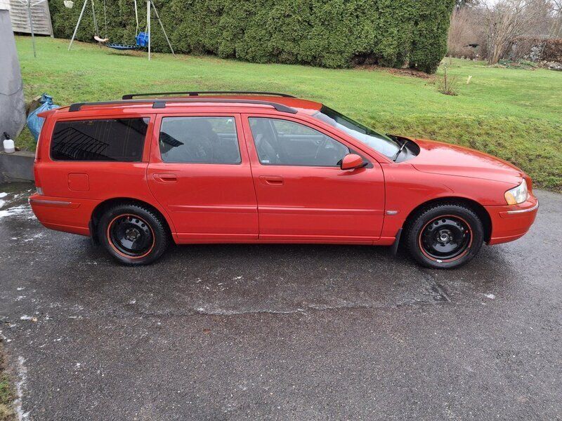Röd Begagnad 2005 Volvo V70 Summum Kombi | 38 000 kr (Marknadspris) - Bild 1/4