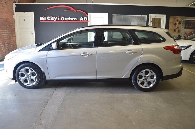 Grå Begagnad 2011 Ford Focus Kombi | 69 900 kr (Marknadspris) - Bild 1/4