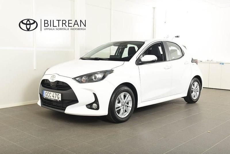 Vit Begagnad 2024 Toyota Yaris Hybrid Active Halvkombi | 239 000 kr (Marknadspris) - Bild 1/4