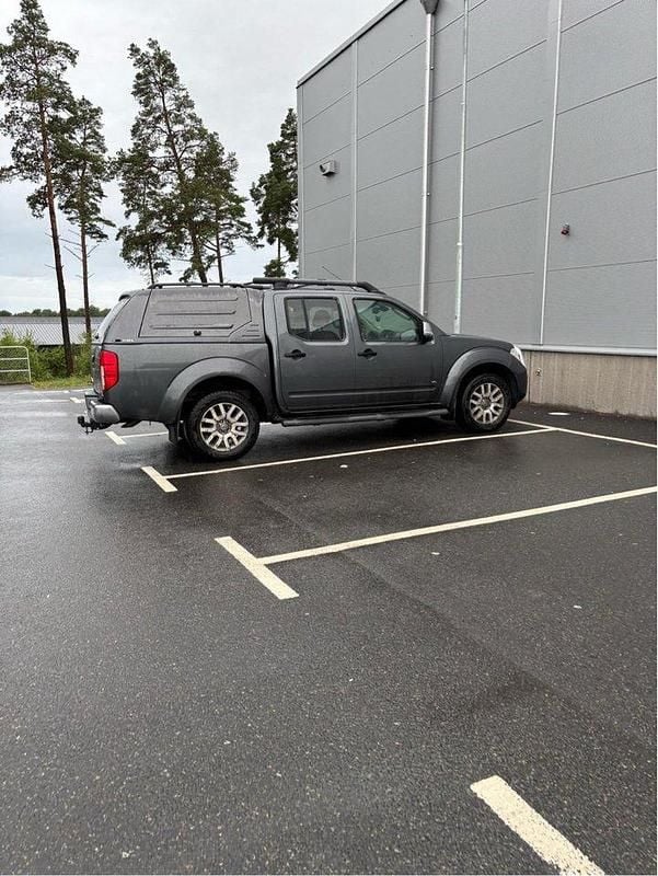 Grå Begagnad 2011 Nissan Navara Pickup | 105 000 kr (Marknadspris) - Bild 1/1