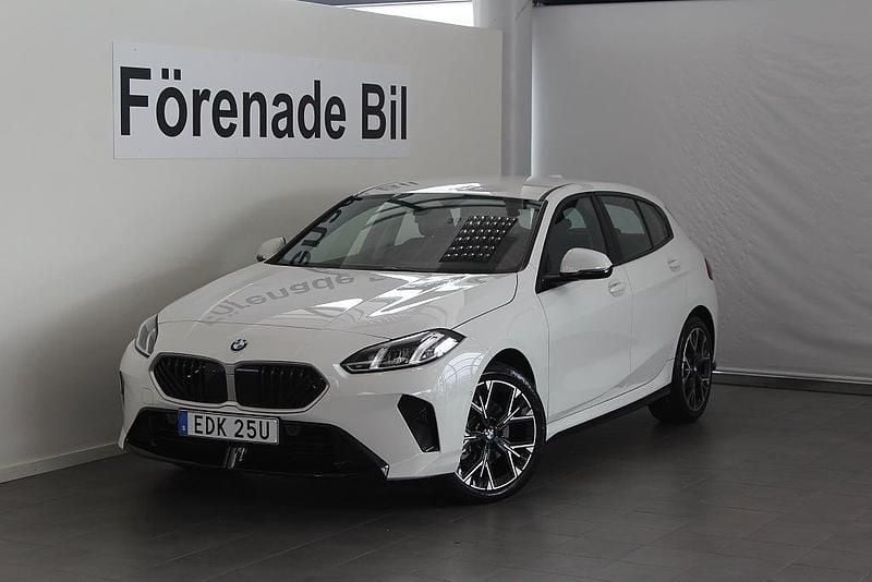 Vit Begagnad 2026 BMW 120 Shadowline Halvkombi | 369 000 kr - Bild 1/4