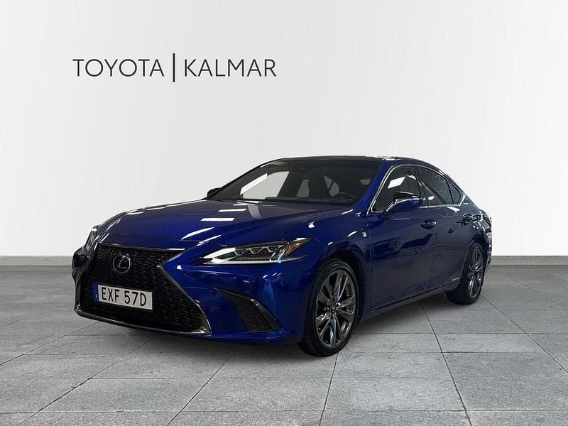 Blå Begagnad 2019 Lexus ES300H Sport Line Sedan | 329 000 kr (Superpris) - Bild 1/4