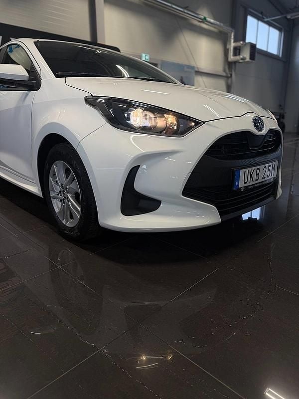 Begagnad Toyota Yaris Hybrid Active 116 HK (85 kW) 2023 Vit Halvkombi