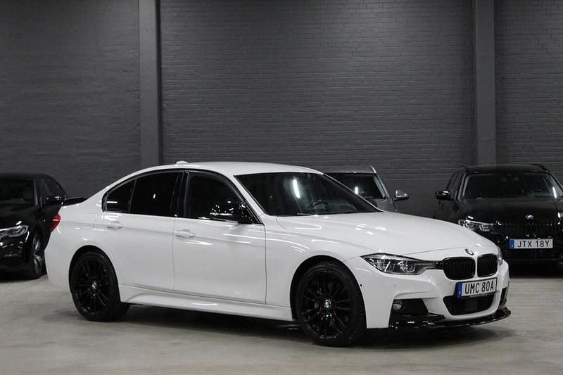 Vit (vit metallic) Begagnad 2016 BMW 340 M Sport Sedan | 369 900 kr (Marknadspris) - Bild 1/4