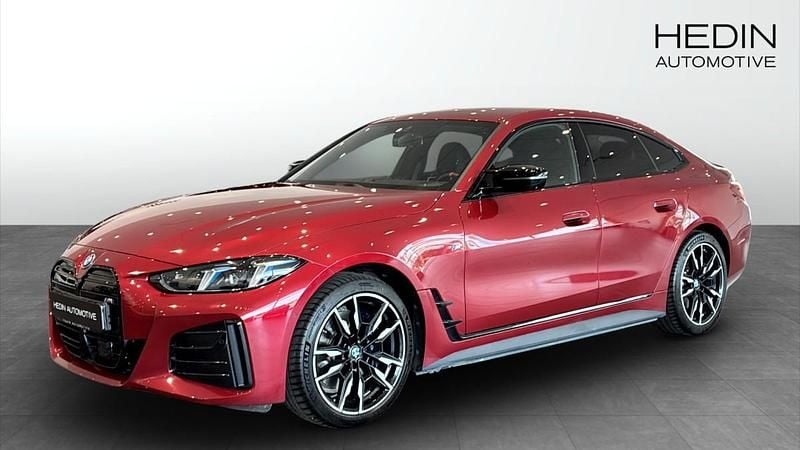 Röd (red) Begagnad 2025 BMW i4 Comfort Edition Sedan | 673 700 kr - Bild 1/4