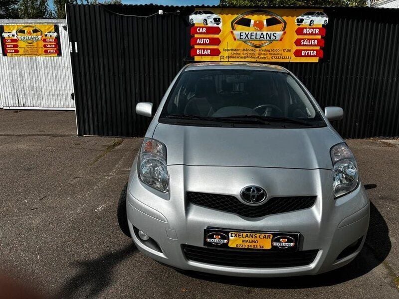 Silver Begagnad 2010 Toyota Yaris Halvkombi | 50 900 kr (Marknadspris) - Bild 1/4