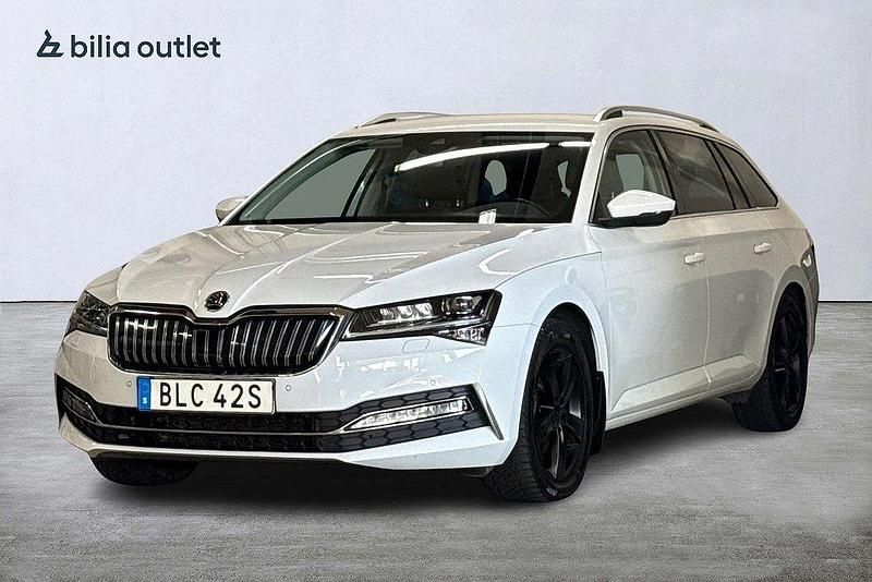 Vit Begagnad 2022 Skoda Superb Style Kombi | 294 900 kr (Marknadspris) - Bild 1/3