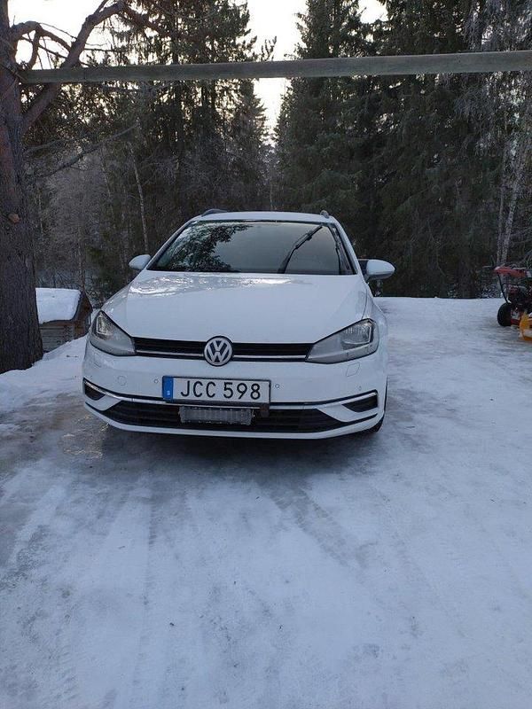 Vit Begagnad 2018 VW Golf VII Kombi | 140 000 kr (Marknadspris) - Bild 1/4