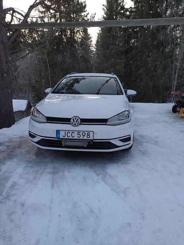 Vit Begagnad 2018 VW Golf VII Kombi | 150 000 kr (Marknadspris) - Bild 1/4