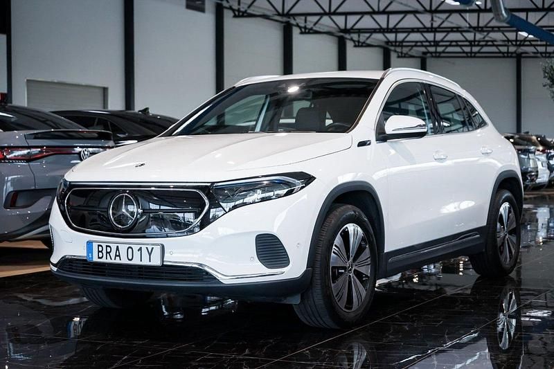 Vit Begagnad 2022 Mercedes EQA250 SUV | 369 000 kr (Marknadspris) - Bild 1/4