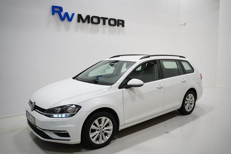 Vit Begagnad 2018 VW Golf VII Kombi | 129 800 kr (Marknadspris) - Bild 1/4