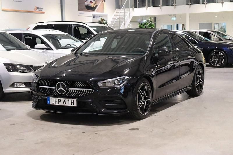 Svart Begagnad 2021 Mercedes CLA200 AMG Sportkupé | 309 900 kr (Marknadspris) - Bild 1/4