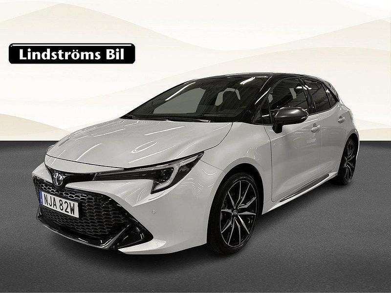 Vit Begagnad 2024 Toyota Corolla Hybrid Sport Halvkombi | 409 000 kr - Bild 1/3