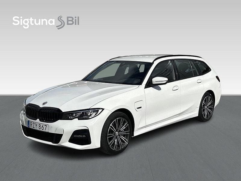 Vit Begagnad 2022 BMW 330e Shadowline Kombi | 349 500 kr (Marknadspris) - Bild 1/3