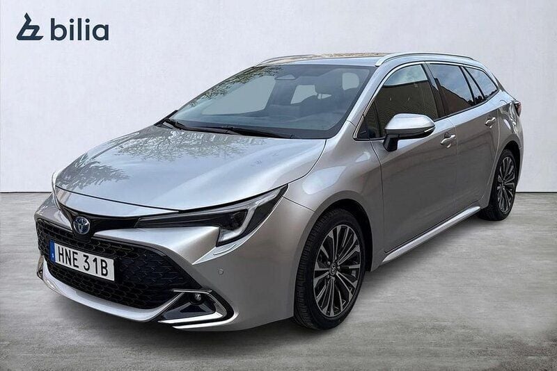 Silver Ny 2024 Toyota Corolla Style Kombi | 344 900 kr (Marknadspris) - Bild 1/3