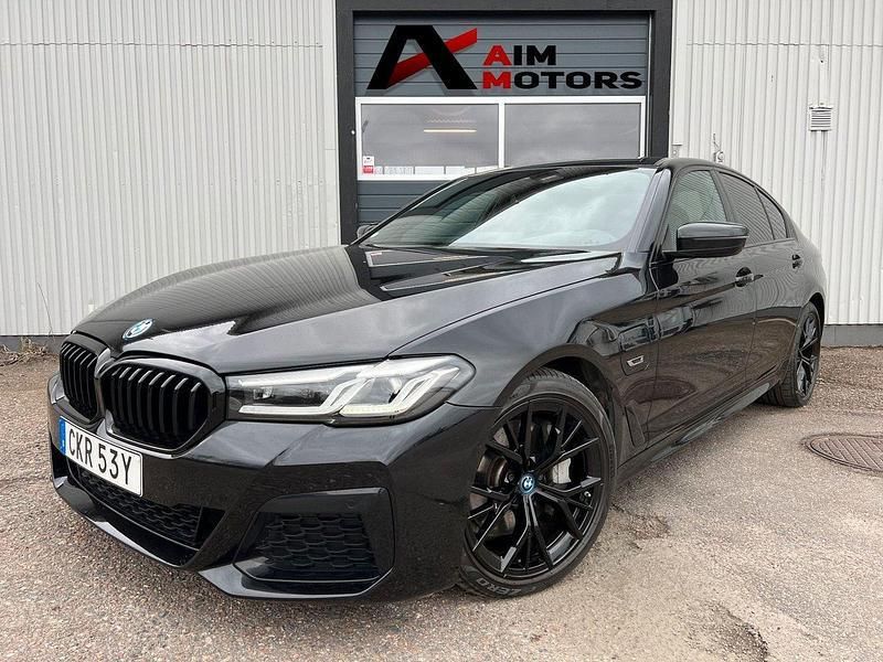 Svart Begagnad 2021 BMW 545e M Sport Sedan | 559 900 kr - Bild 1/4